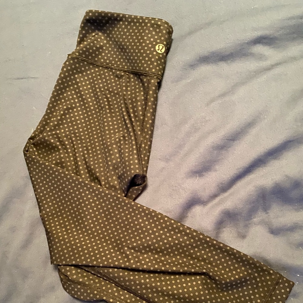 Size 4 Lululemon mid-rise crops